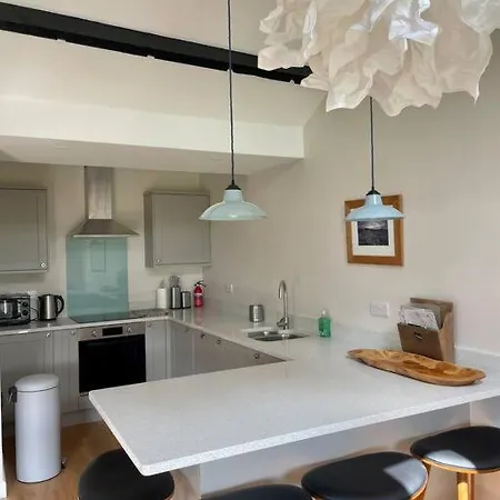 With Outstanding Views, Recently Renovated Apartment Feetham